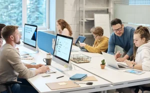 Réduire son empreinte carbone au travail : stratégies et actions efficaces