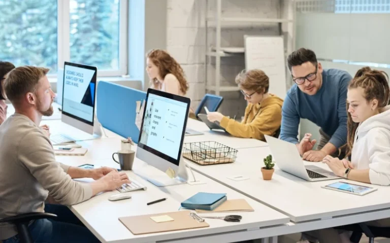 Réduire son empreinte carbone au travail : stratégies et actions efficaces