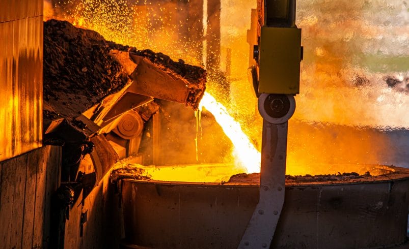 Aciérie moderne produisant de l'acier décarboné à l'hydrogène vert, symbole de la transition industrielle bas carbone